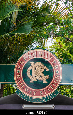 Kuranda, Queensland, Australie - 4 décembre 2009 : Gros plan du beige-rouge-vert signe de la gare d'eau douce le long de la ligne de chemin de fer panoramique Kuranda Banque D'Images