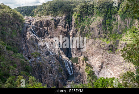 Kuranda, Queensland, Australie - décembre 4, 2009 : Barron falls cascade à plusieurs niveaux, de l'eau blanche sur brown rock cliff dans le désert vert. Banque D'Images