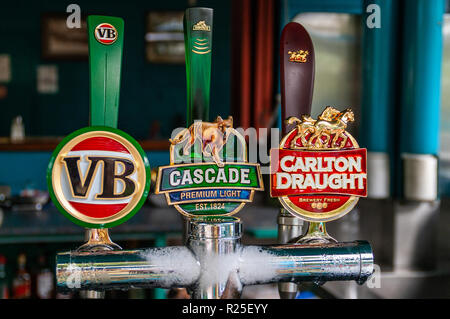 Kuranda, Queensland, Australie - décembre 4, 2009 : la bière glacée installation robinet avec trois poignées de robinet bières australienne, Victoria Bitter, Banque D'Images