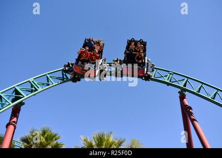 Tampa, Floride. 25 octobre 2018 Beau couple prenant tout en faisant tourner le selfies vertigineusement dans Cobra's Curse rollercoaster à Bush Gardens Tampa Bay. Banque D'Images