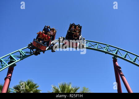 Tampa, Floride. 25 octobre 2018 Riders bénéficiant de tourner la malédiction Cobra Rollercoaster à Bush Gardens Tampa Bay Parc à thème. Banque D'Images