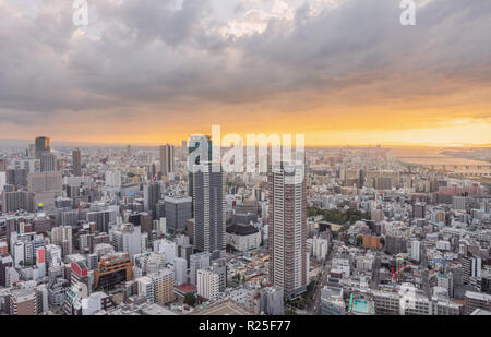 Vue panoramique sur les toits de la ville d'Osaka, Japon dans le coucher du soleil Banque D'Images