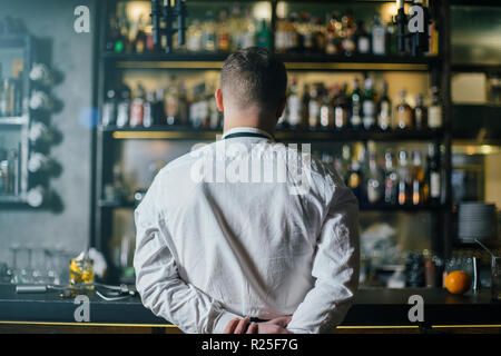 Avant de commencer à penser du barman. Photo avec retour Banque D'Images