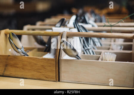 Fourchettes, couteaux et cuillères dans les restaurants de l'intérieur. Kitchenwear en close up, prêt au service. Banque D'Images