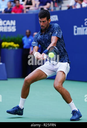 13 fois champion du Grand Chelem, Novak Djokovic, de Serbie en action durant son tour de l'US Open 2018 16 match à Billie Jean King National Tennis Center Banque D'Images