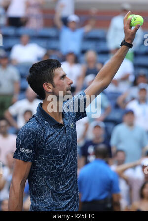 13 fois champion du Grand Chelem, Novak Djokovic, de Serbie célèbre après sa victoire de l'US Open 2018 ronde de 16 match au Centre National de Tennis Banque D'Images