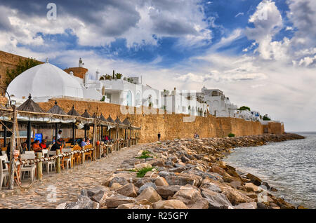 HAMMAMET, TUNISIE - oct 2014 : Cafe sur la plage de galets de l'ancienne médina, le 6 octobre 2014 à Hammamet, Tunisie Banque D'Images