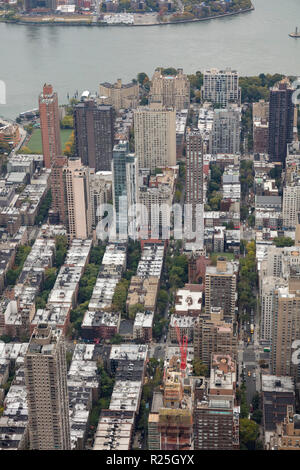 Vue aérienne d'hélicoptère de Yorkville à 88th St, de l'Upper East Side de Manhattan, New York, USA Banque D'Images