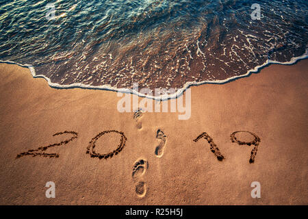 Bonne Année 2019 concept écrit sur la mer plage au lever du soleil Banque D'Images