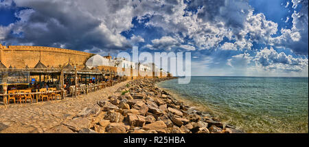 HAMMAMET, TUNISIE - oct 2014 : Cafe sur la plage de galets de l'ancienne médina, le 6 octobre 2014 à Hammamet, Tunisie Banque D'Images