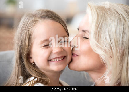 Bon vieux grand-mère maternelle mignon embrasser sa petite-fille sur c Banque D'Images