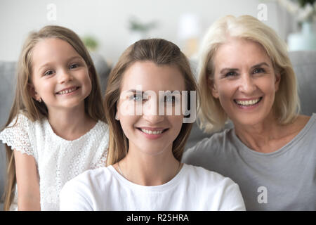 Souriante jeune femme avec vieille mère et enfant fille portrait Banque D'Images