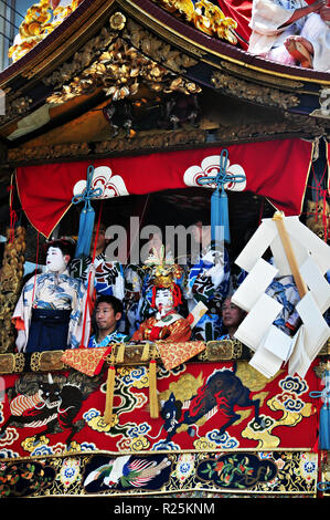 KYOTO, JAPON : un flotteur très décoré avec ses hommes en vêtements traditionnels japonais est glissé dans un défilé au cours de la région Ma Banque D'Images