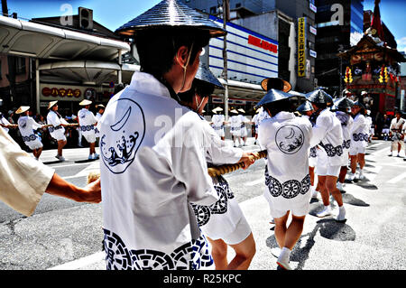 KYOTO - 17 juillet : Les participants du festival de Gion (Gion Matsuri) tirant une énorme flotte sur 17 Juillet 2011 à Kyoto, au Japon. Festival de Gion est l'un des plus f Banque D'Images