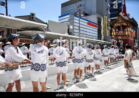 Kyoto, Japon - 17 juillet 2011 : Les participants du festival de Gion (Gion Matsuri) tirant une énorme flotte sur 17 Juillet 2011 à Kyoto, Japon Banque D'Images