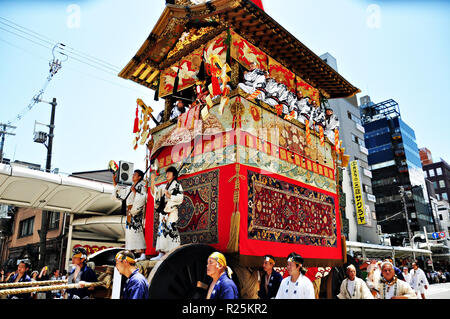 KYOTO, JAPON : un flotteur très décoré avec ses hommes en vêtements traditionnels japonais est glissé dans un défilé au cours de la région Ma Banque D'Images