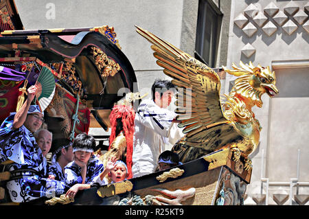 Kyoto, Japon - 17 juillet 2011 : participation à flotteur très décoré festival de Gion, Kyoto, Japon Banque D'Images