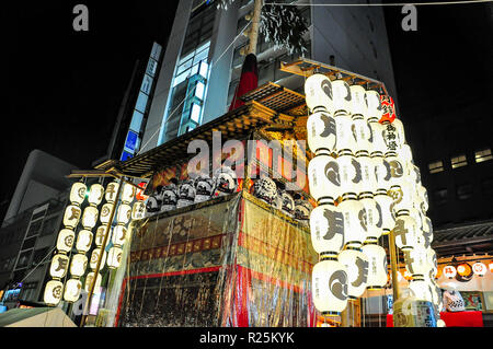 KYOTO, JAPON - 15 juillet 2011 : un sanctuaire portable recouvert de tissu brodé rouge et or et attachées à des lanternes en papier brillant Banque D'Images