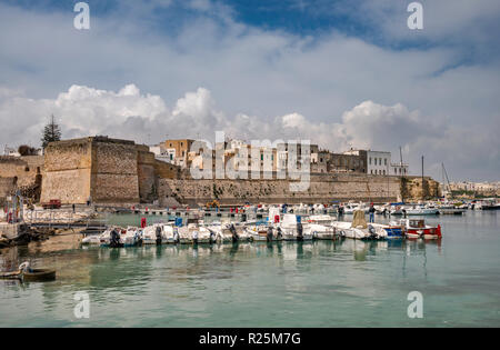 Bateaux au port de plaisance, ville médiévale des murs dans la distance, Otranto, Pouilles, Italie Banque D'Images