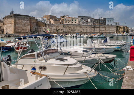 Bateaux au port de plaisance, ville médiévale des murs dans la distance, Otranto, Pouilles, Italie Banque D'Images