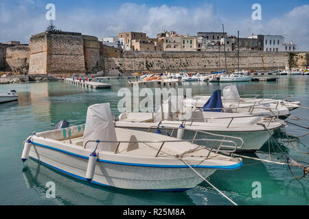 Bateaux au port de plaisance, ville médiévale des murs dans la distance, Otranto, Pouilles, Italie Banque D'Images