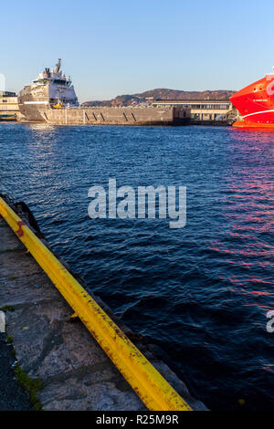 Le navire de ravitaillement offshore champ polyvalent énergie olympique dans le port de Bergen, Norvège. Banque D'Images