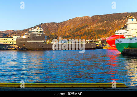 Navire de ravitaillement offshore champ polyvalent énergie olympique dans le port de Bergen, Norvège. Banque D'Images