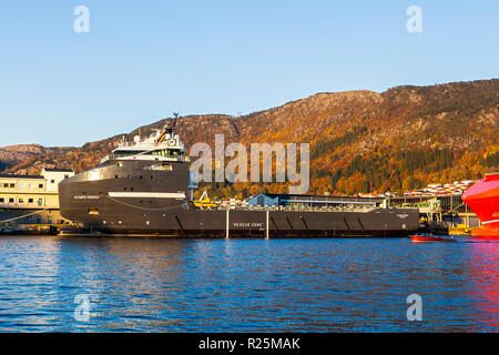 Le navire de ravitaillement offshore champ polyvalent énergie olympique dans le port de Bergen, Norvège. Banque D'Images