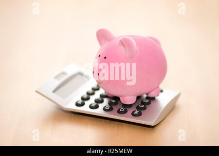 Tirelire sur calculatrice. L'enregistrement, de comptabilité ou d'avion concept. Banque D'Images