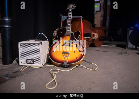 Un ampli guitare acoustique et semi sur scène avant le début d'un concert Banque D'Images