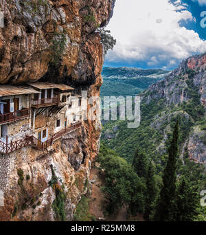 Monastère Prodromos en Arcadie, Péloponnèse, Grèce. Le monastère est construit au xvie siècle sur un énorme rocher vertical à l'intérieur de la gorge de la rivière Lousios Banque D'Images