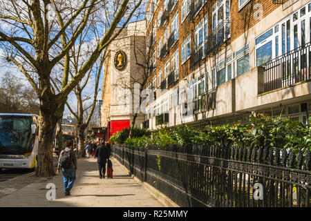 Londres, Royaume-Uni - 20 mars 2018 : les gens dans la file à l'entrée du musée Madame Tussauds sur une journée ensoleillée. Banque D'Images