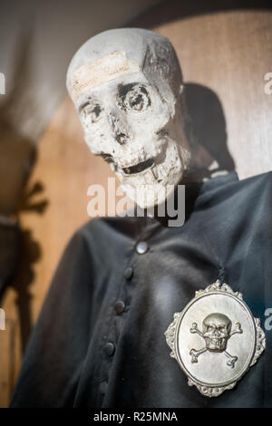 Maman dans l'église, Urbania, l'Italie, l'Europe. Banque D'Images