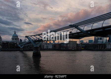 Une vue classique du Millennium Bridge at Dusk Banque D'Images