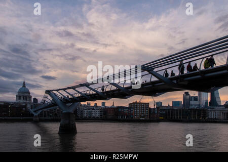 Une vue classique du Millennium Bridge at Dusk Banque D'Images