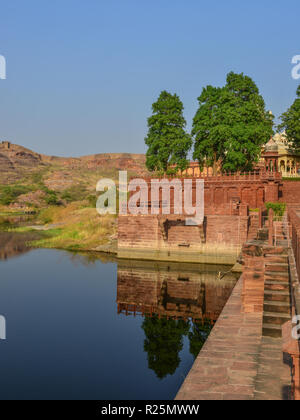 Le lac avec ancien temple à journée ensoleillée à Jodhpur (Inde). Banque D'Images