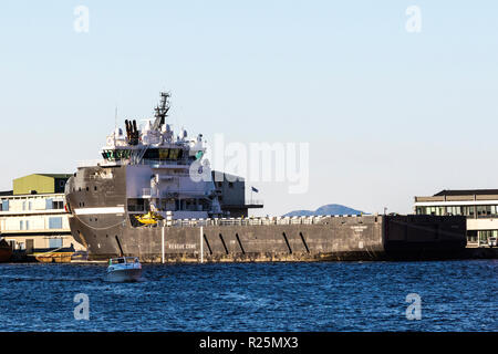 Le champ offshore de navire d'approvisionnement, l'énergie, l'Olympique accosté à Skoltegrunnskaien quay dans le port de Bergen, Norvège. Banque D'Images