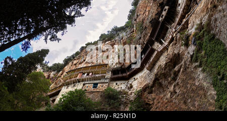 Monastère Prodromos en Arcadie, Péloponnèse, Grèce. Le monastère est construit au xvie siècle sur un énorme rocher vertical à l'intérieur de la gorge de la rivière Lousios Banque D'Images