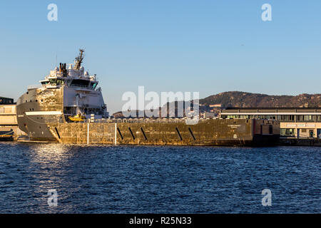 Le champ offshore de navire d'approvisionnement, l'énergie, l'Olympique accosté à Skoltegrunnskaien quay dans le port de Bergen, Norvège. Banque D'Images