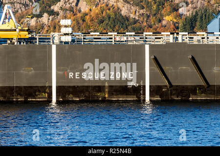 Le côté de la ssev d'approvisionnement à l'étranger, avec l'énergie olympique zone de sauvetage marqué. Navire est accosté à Skoltegrunnskaien quai dans le port de Bergen, Norvège. Banque D'Images