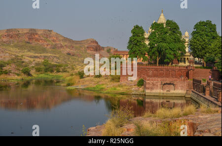 Le lac avec ancien temple à journée ensoleillée à Jodhpur (Inde). Banque D'Images