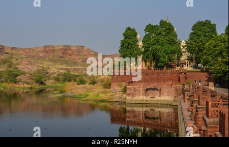 Le lac avec ancien temple à journée ensoleillée à Jodhpur (Inde). Banque D'Images