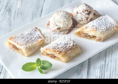 Tranches de strudel aux pommes sur la plaque blanche Banque D'Images