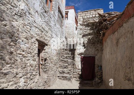 Les bâtiments, escaliers et tas de bois dans le monastère de Karsha, Zanskar, le Jammu-et-Cachemire, l'Inde Banque D'Images