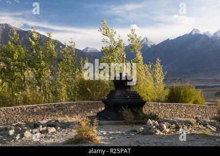 Paysage d'automne avec black Stupa (probablement l'Illumination Stupa) près de Karsha, Zanskar, le Jammu-et-Cachemire, l'Inde Banque D'Images