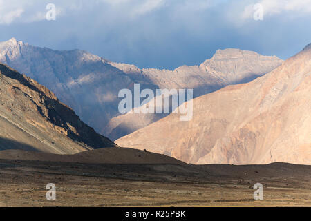 Paysage de montagnes, l'après-midi vue depuis près de Karsha, Zanskar, le Jammu-et-Cachemire, l'Inde Banque D'Images