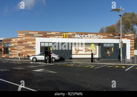 McDonald's Drive dans restaurant, ouvert en octobre 2018, St James Retail Park, Northampton, Royaume-Uni Banque D'Images