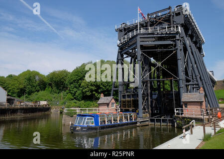 Le verre-verso bateau voyage, l'Edwin Clark', sortant de l'ascenseur à bateaux, Anderton Anderton, Northwich, Cheshire, Royaume-Uni. Banque D'Images