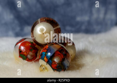 Tas de boules de Noël à motifs décoratifs sur une peau de mouton Banque D'Images