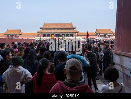 La foule passer par Meridian Gate dans la Cité Interdite Banque D'Images